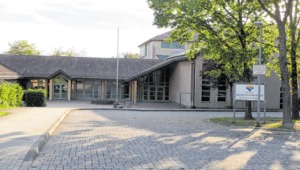 Ab dem Schuljahr 2023/24 werden die kaufmännischen Klassen des beruflichen Schulzentrums die ehemalige Grundschule Reinhardshof für zwei Jahre als Interimslösung nutzen.